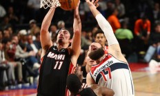 开云体育视频直播-尼克斯一冷一热，利拉德秀足够炸热火