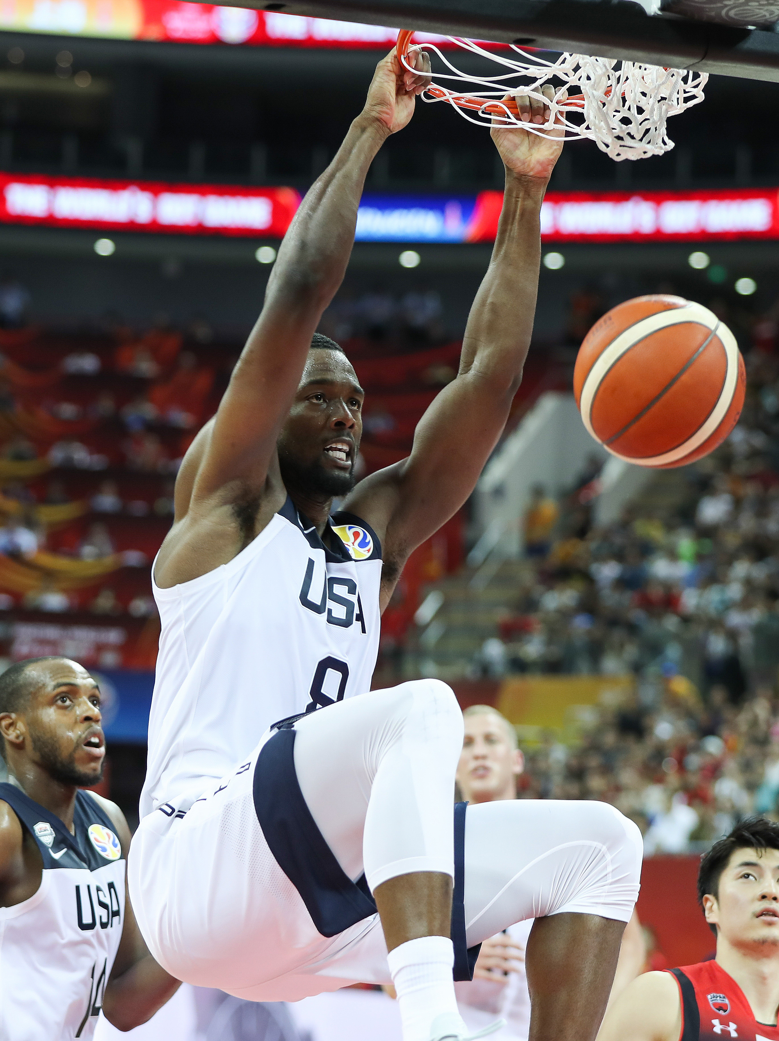 日本篮球明星在比赛中斩获大捷