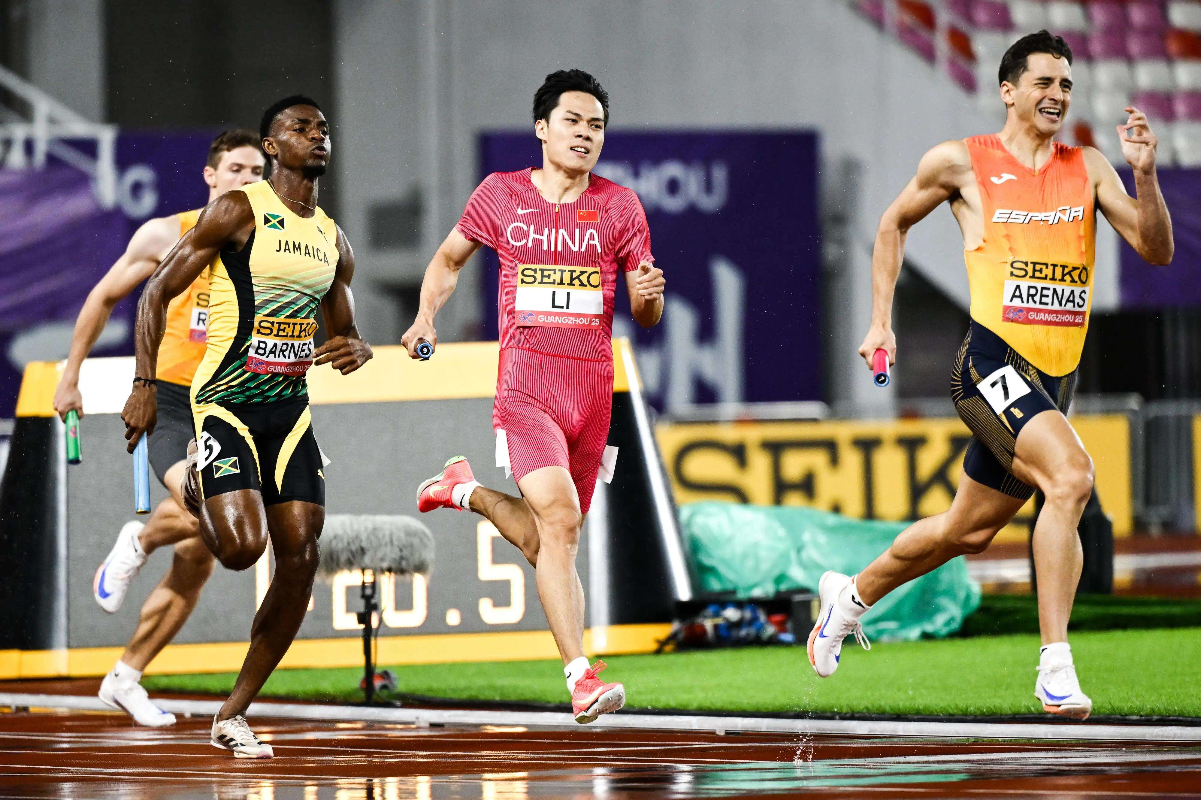 男子曲棍球比赛中芬兰队取得胜利