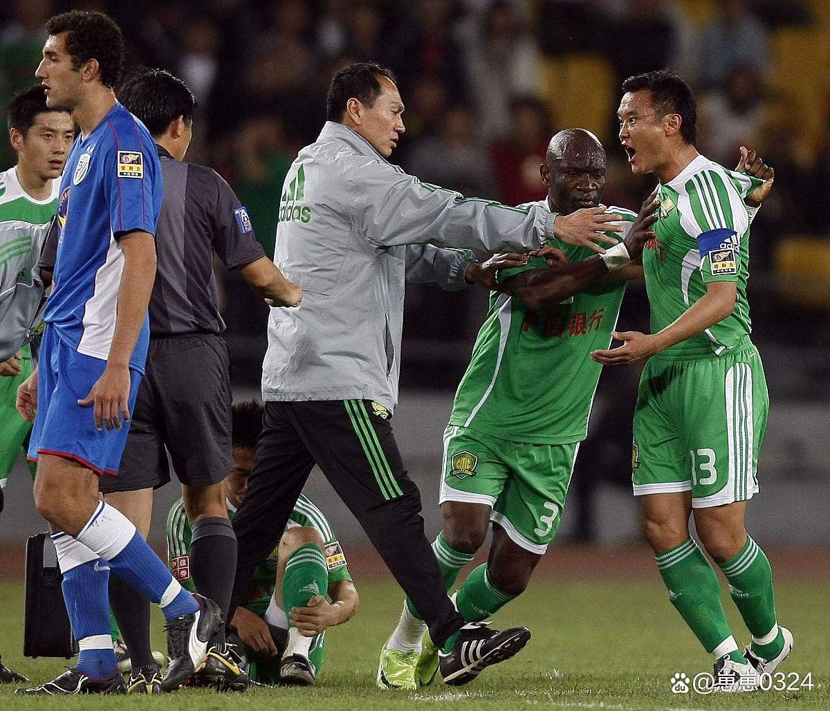 包含精彩足球赛事引发球迷激情，谁将笑到最后？的词条