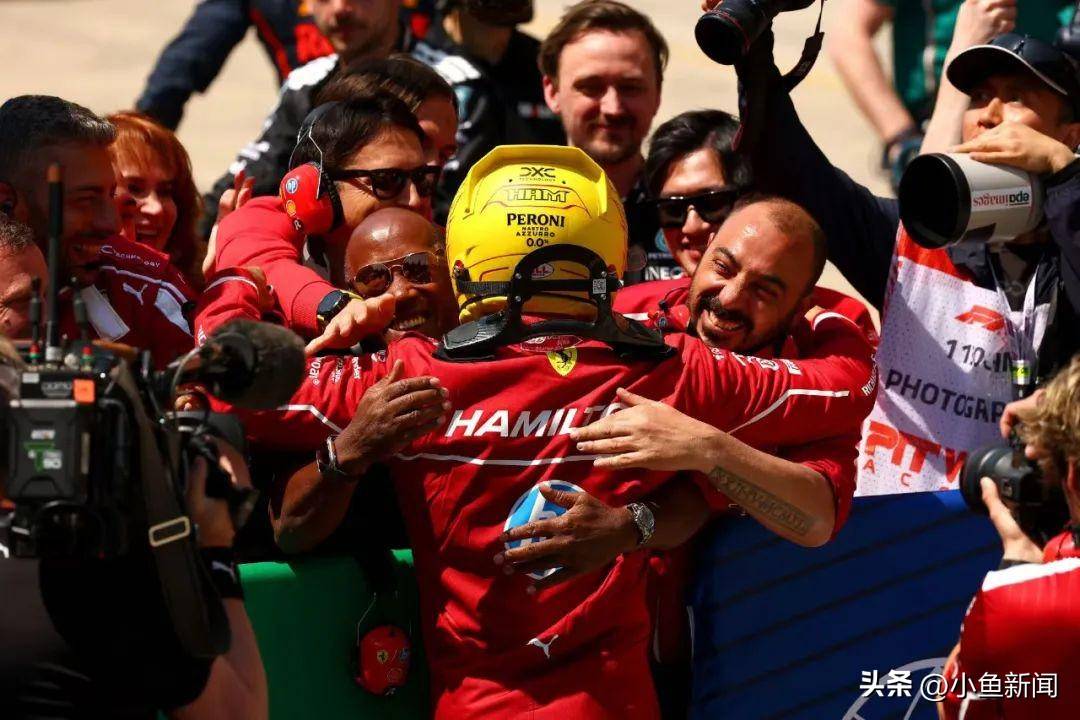 赛场上的球队们全力以赴迎接挑战