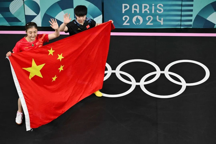 中国运动员获得意外胜利，赢得掌声喝彩