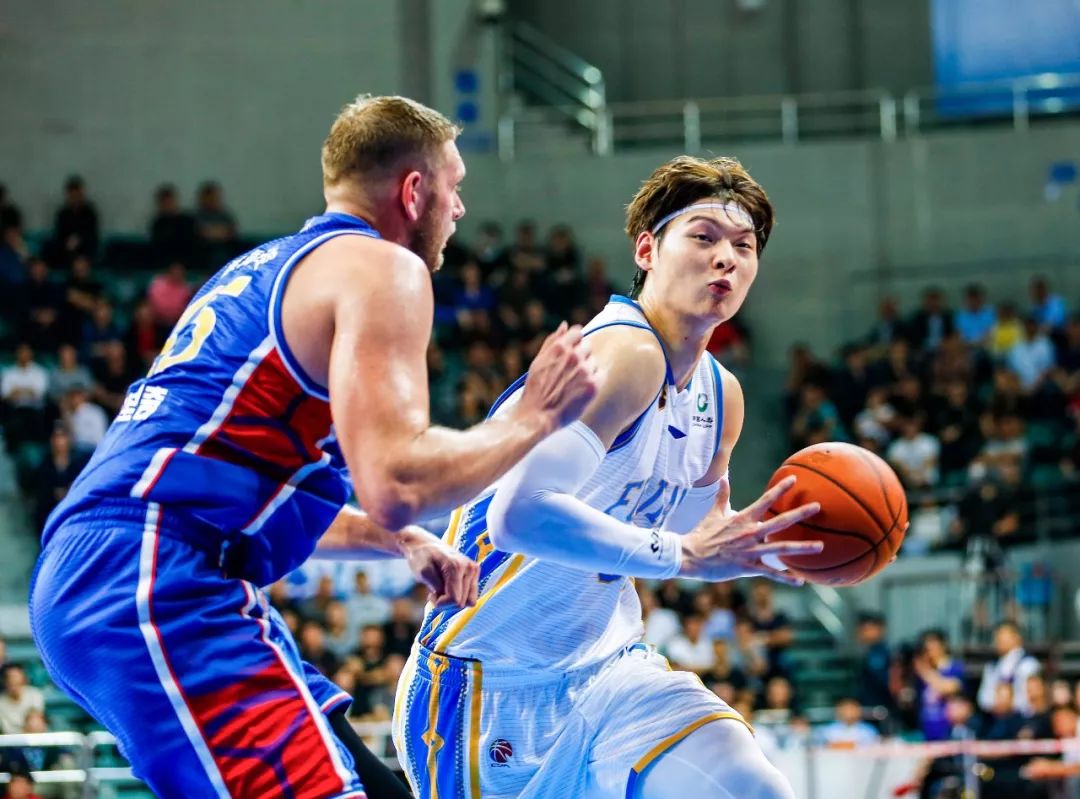 天津队逆转深圳队，王哲林状态火热