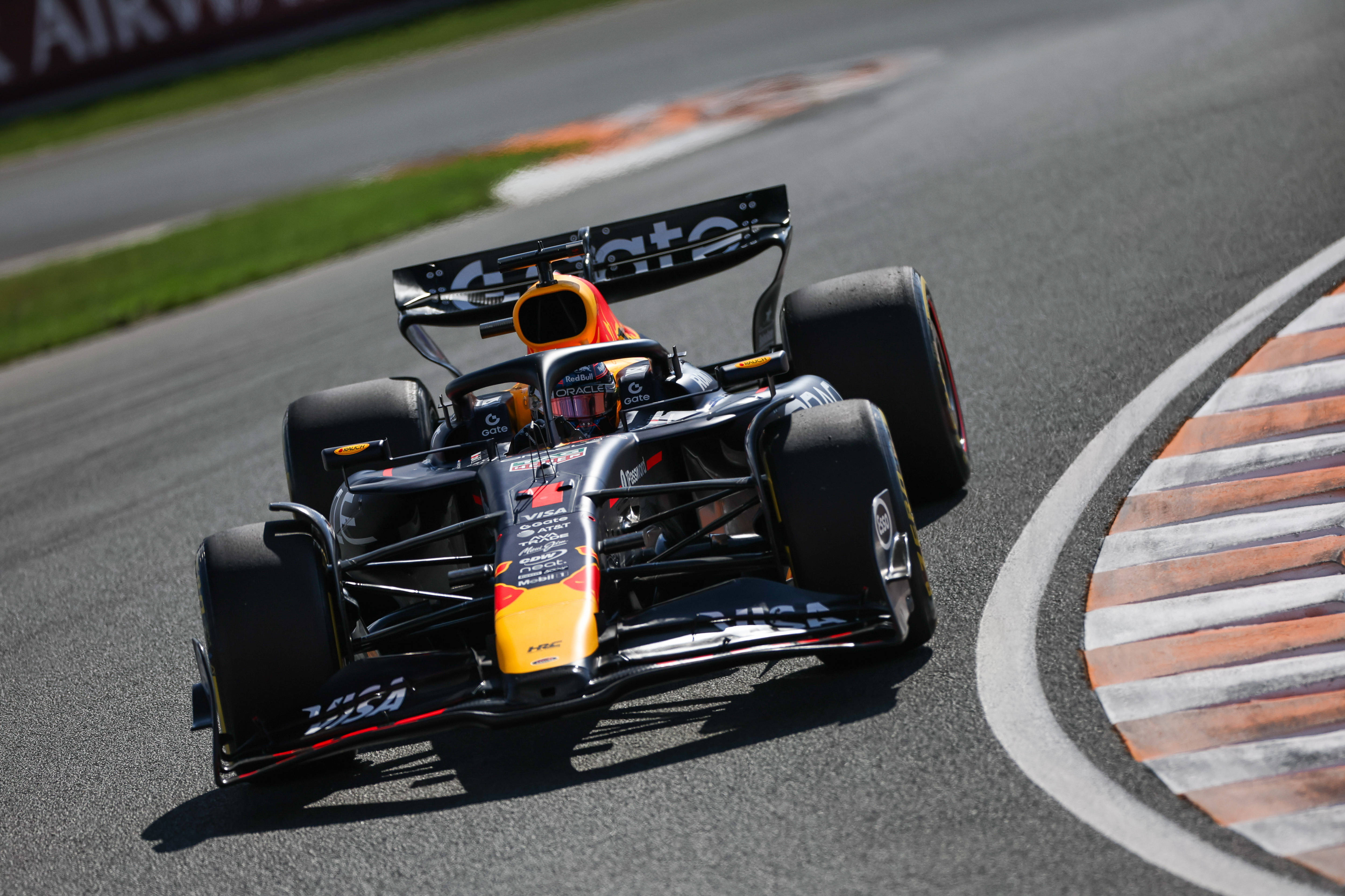 红牛车队轻取哈斯车队，皮亚斯特里状态火热的简单介绍