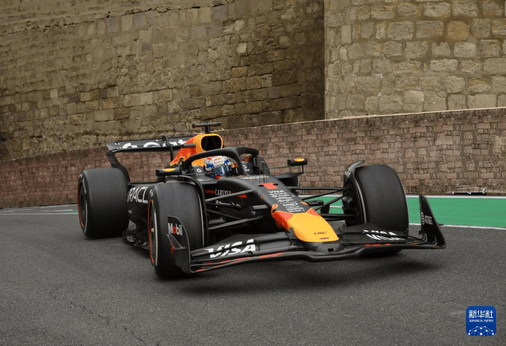 包含红牛车队力克红牛二队，塞恩斯带队取胜的词条