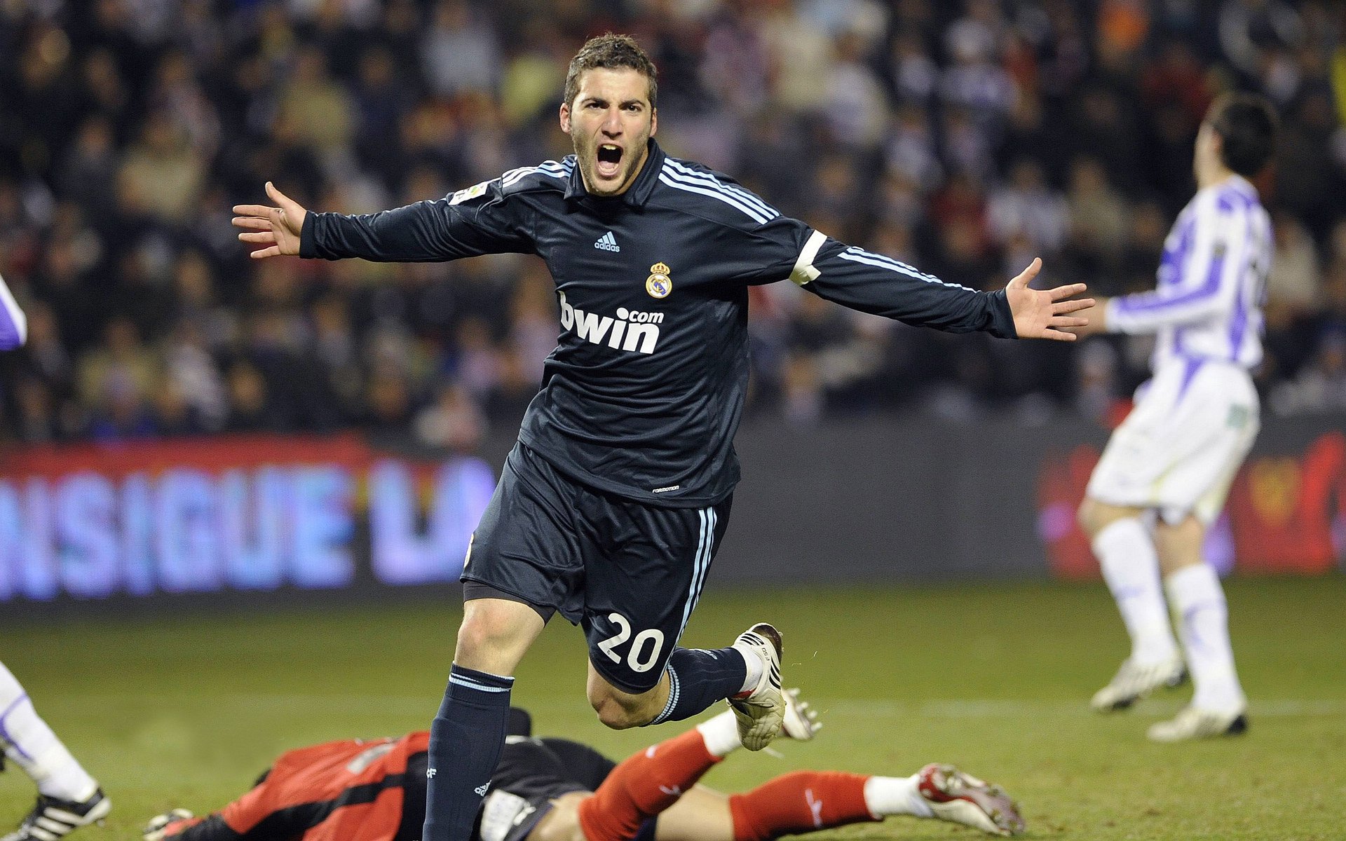 世界排名争夺战焦点战，多特蒙德绝杀马里，欧冠之夜见证历史性逆转