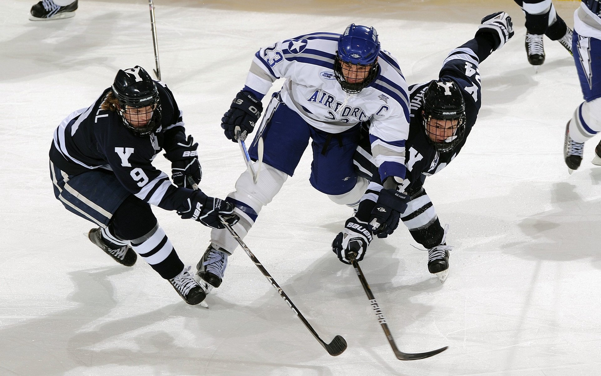 赛道上的诗人，米切尔在F1年度争冠之夜的稳定叙事